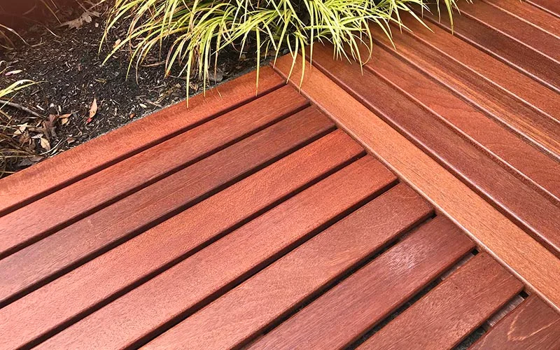 Interlocking Deck TIles in Batu hardwood Interlocking Deck TIles in Batu hardwood